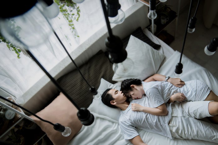 カップルで一緒に寝る時に 男性が思わずしたくなること 5選 モデルプレス