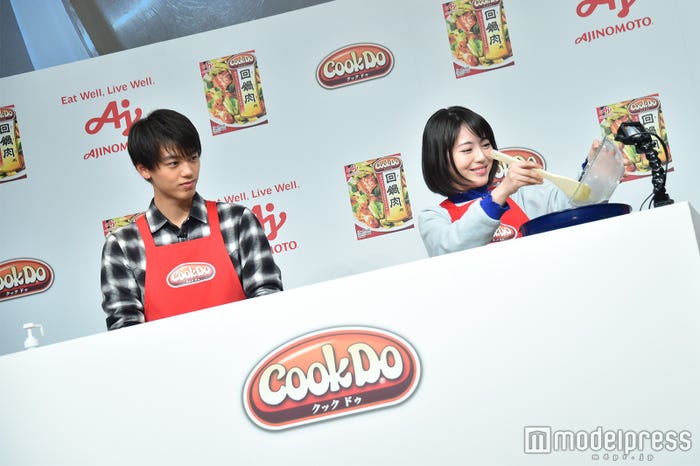 竹内涼真、浜辺美波 (C)モデルプレス