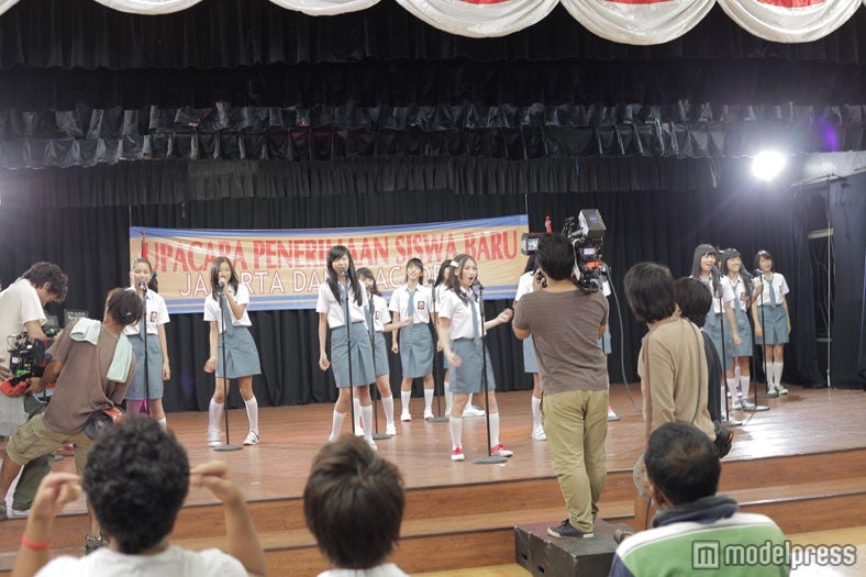 JKT48（ミュージックビデオ「Heavy Rotation」メイキングカット）