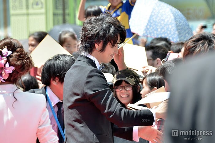 ファンにサインをする斎藤工