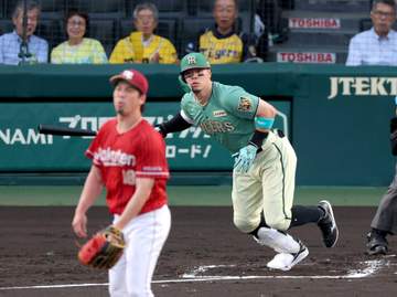 阪神・佐藤輝 尊敬するマエケンと初対戦「いつも通りいきました」初打席で150キロ撃 3試合ぶりマルチ