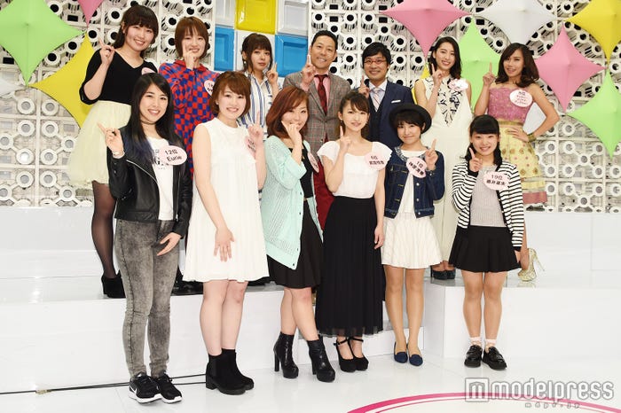 『No.1歌姫決定戦~第一回夢のステージで歌えるコンテスト~』ファイナリストの皆さんとMCの山田菜々、東野幸治、山里亮太(C)モデルプレス