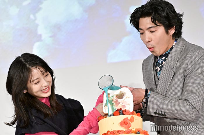 浜辺美波、賀来賢人(C)モデルプレス