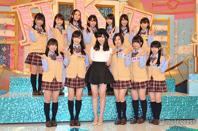 （前列左から）矢吹奈子、田島芽瑠、指原莉乃、兒玉遥、朝長美桜、田中実久、（後列左から）秋吉優花、穴井千尋、森保まどか、多田愛佳、松岡菜摘、田中菜津美、山本茉央