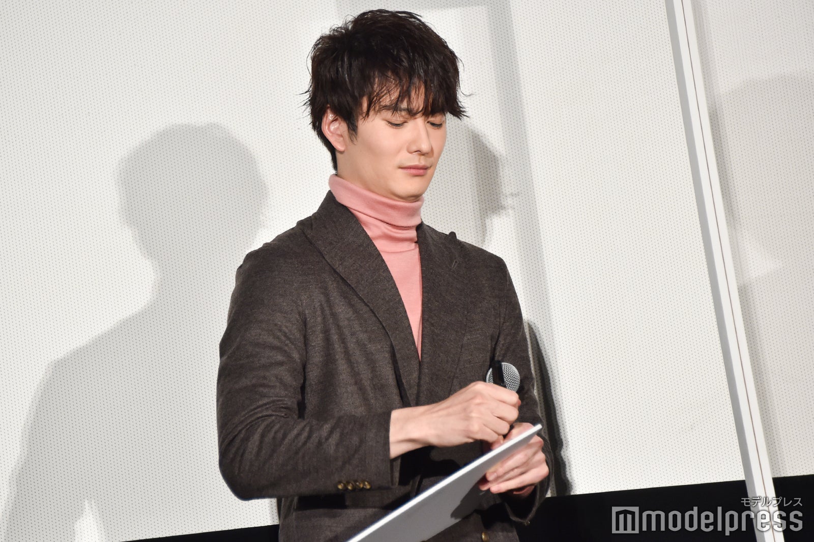 ペンのキャップがなかなか開かない岡田将生 （C）モデルプレス