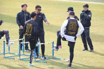 阪神 新人合同自主トレに筑波大の谷川准教授が臨時コーチとして参加 20種類以上のランニングメニューを指導