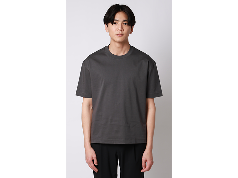 青山商事のビジネスTシャツ、今季の投入数量は前年比40％増 スーツとの相性を追求した設計に支持