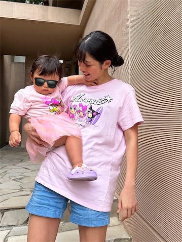 自由すぎる娘にノールック撮影の夫！？ 岡副麻希、楽し気な雰囲気の親子ショット公開「三人の攻防戦でした」