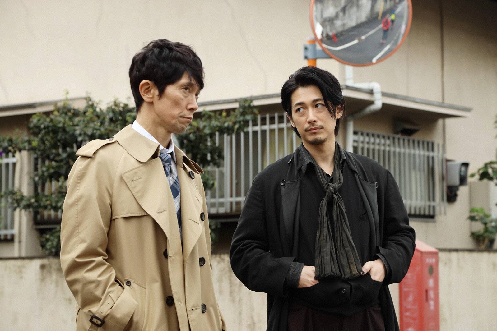 佐々木蔵之介、ディーン・フジオカ／「シャーロック」第5話より（C）フジテレビ