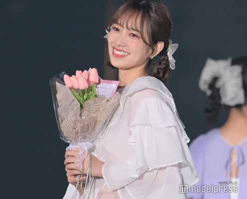 日向坂46佐々木久美、美脚透けるふんわりスカートが春っぽい 眩しい微笑み見せる【TGC 2024 S/S】
