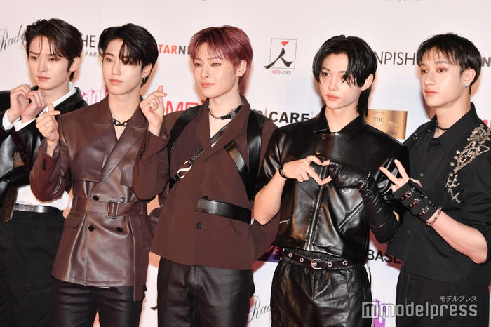 思い思いに可愛いポーズをするリノ、ハン、アイエン、フィリックス、バンチャン (C)モデルプレス