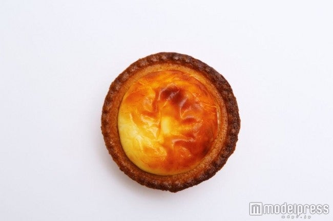 「焼きたてチーズタルト」216円（税込）／1piece、1,242円（税込）／画像提供：BAKE
