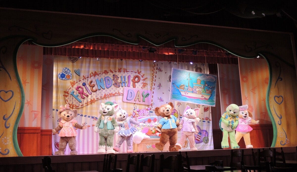 今日を「友だちの日」と名付け、ダッフィー＆フレンズ全員で楽しく歌い踊ってフィナーレです