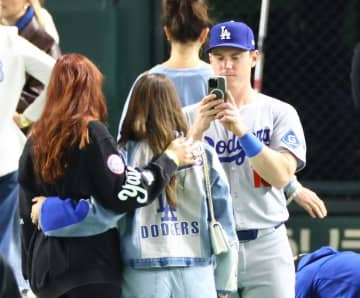 ドジャース ウィル・スミスの美しき妻が32歳の誕生日 家族ショットでシャーロットちゃんがお姉ちゃんに 髪をおろした姿に日本のファンも反響