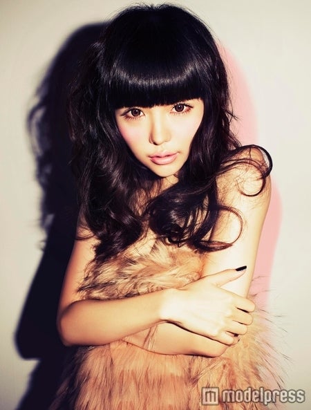 益若つばさ、史上最大の露出に挑戦　セクシーな肩・谷間をチラリ