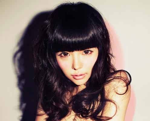 益若つばさ、史上最大の露出に挑戦 セクシーな肩・谷間をチラリ