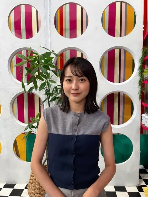 TBS若林有子アナ、美ウエストのぞくノースリ姿 沖縄満喫ショットに