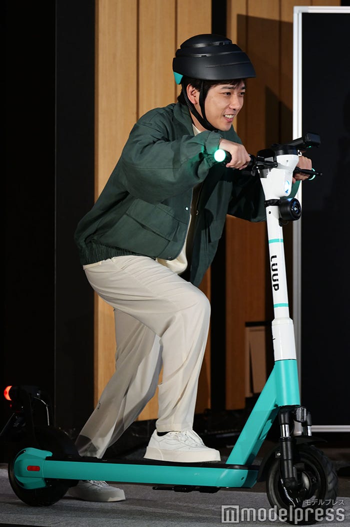 「LUUP」を乗りこなす二宮和也(C)モデルプレス