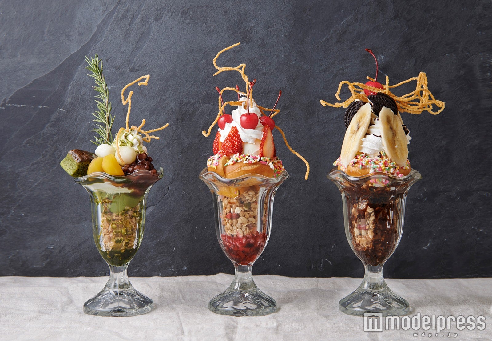 パフェ（白玉アズキボンバー／ストロベリーダイナマイト／チョコバナナクラッシュ）各￥880／画像提供：カフェ・カンパニー