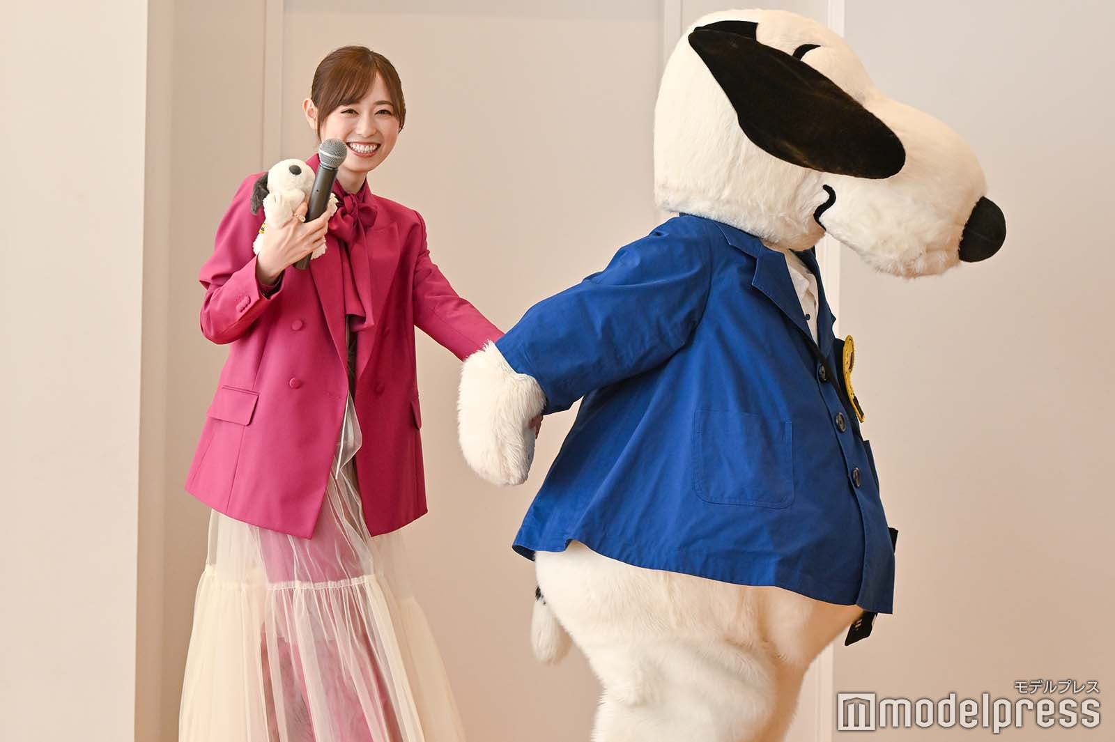 福原遥をエスコートするスヌーピー（C）モデルプレス