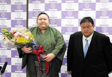 引退の剣翔「結婚してすぐ引退ということになって」現役客室乗務員の妻に感謝「ずっと支えてもらった」