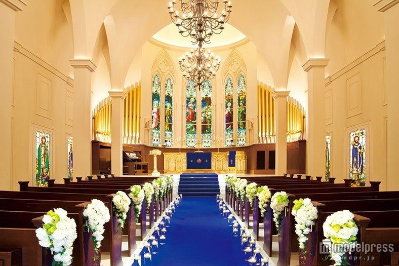 ロイヤルブルーのバージンロードで有名な「アニヴェルセル」のチャペル