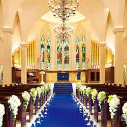 ロイヤルブルーのバージンロードで有名な「アニヴェルセル」のチャペル