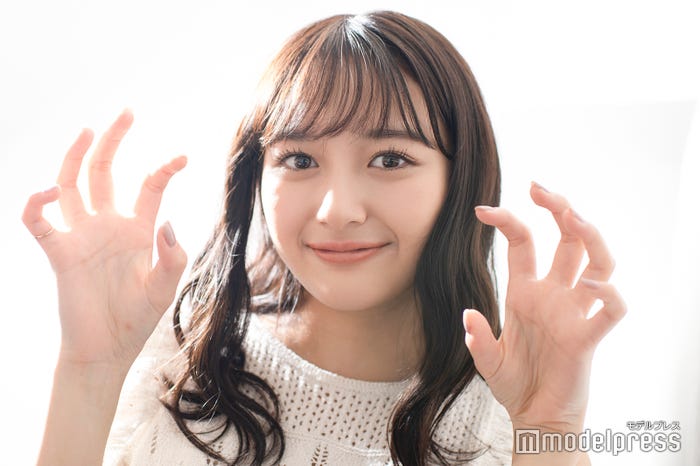 “オオカミポーズ”/加藤栞(C)モデルプレス