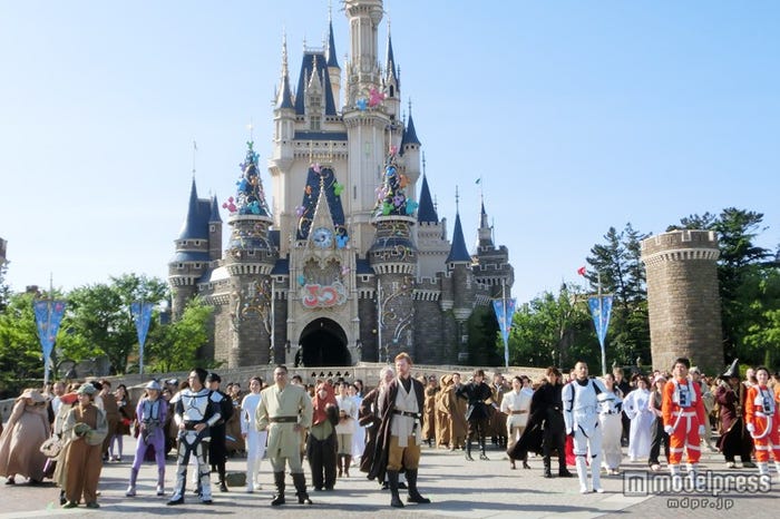 シンデレラ城前で行われたオープニングセレモニー