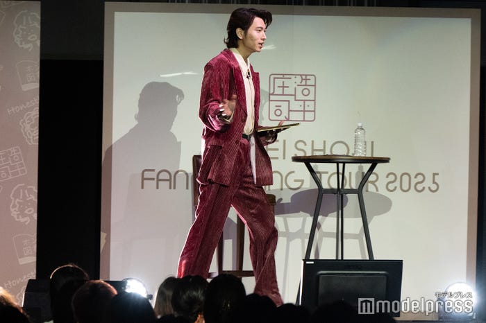 オープニングで颯爽と登場する庄司浩平(C)モデルプレス