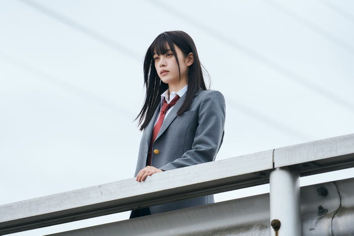 (左から)高石あかり(C)sora・白泉社(C)「墜落JKと廃人教師」製作委員会・MBS