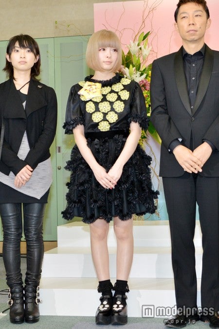 （左より）家入レオ、きゃりーぱみゅぱみゅ、USA