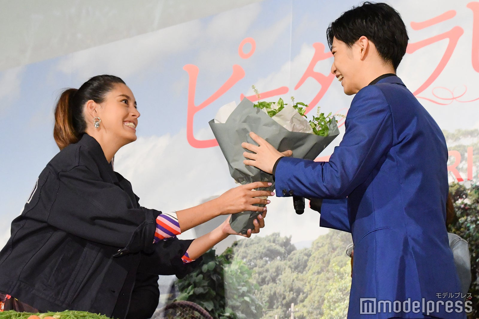 花束贈呈 （C）モデルプレス