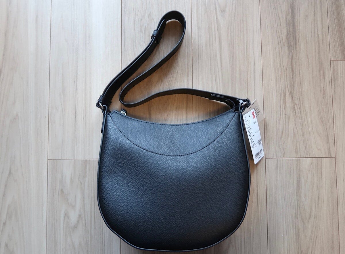 ユニクロ　レザータッチワンハンドルバッグ　2990円（税込）※購入時価格