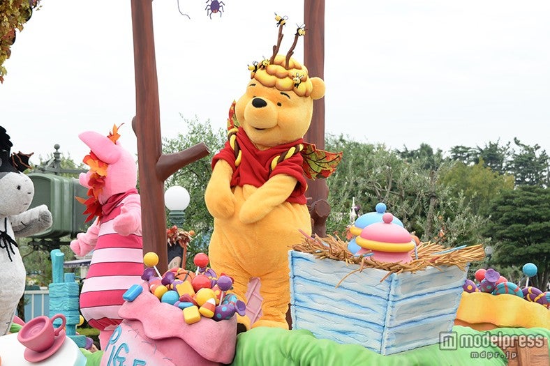 華やかなパレード「ハッピーハロウィーンハーベスト」／プーさん