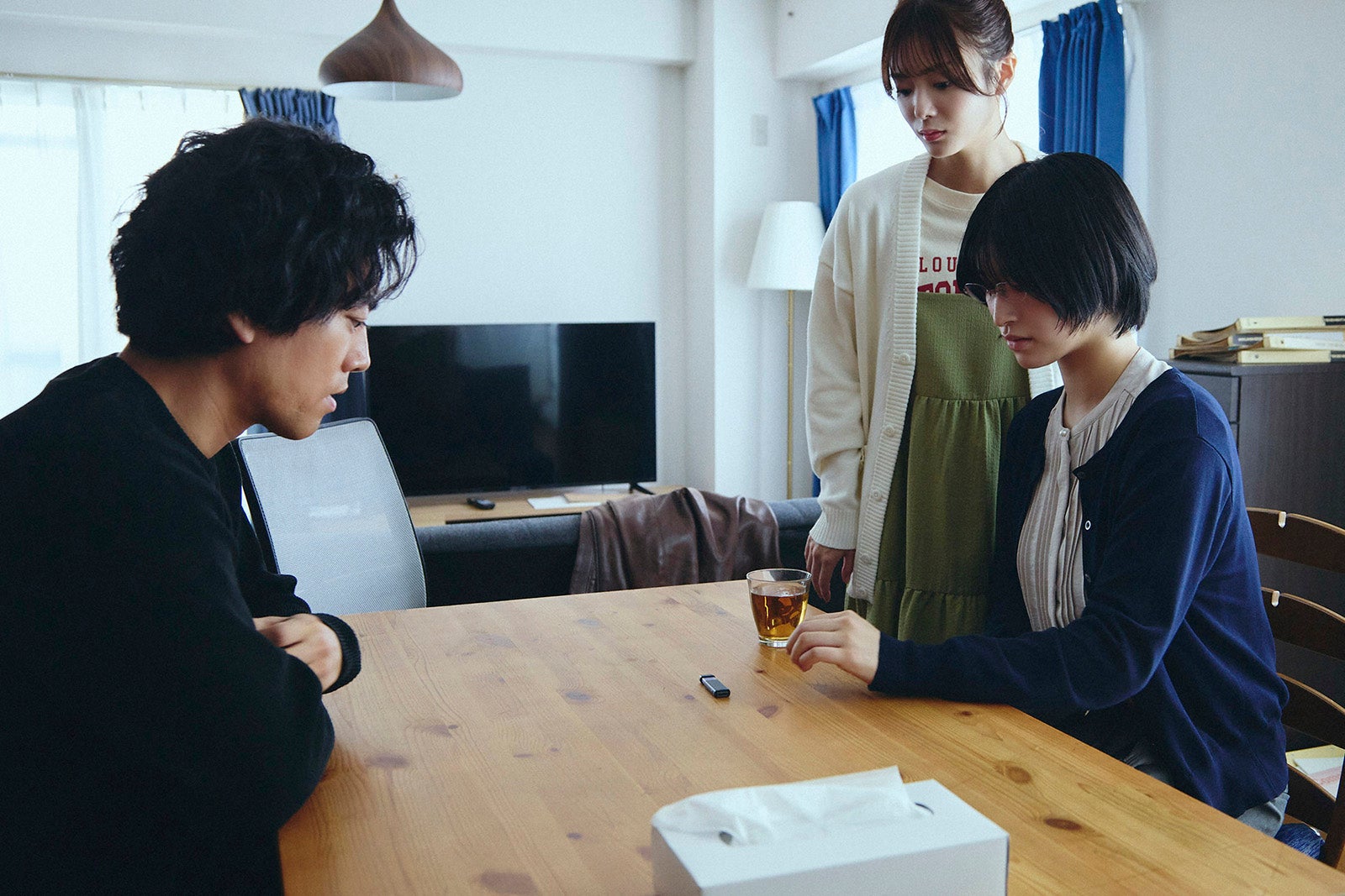 桐谷健太、田村保乃、黎架「Qrosの女」第7話（C）「Qrosの女」製作委員会