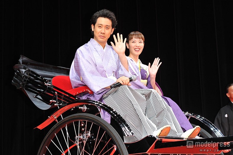 人力車で登場した大泉洋＆戸田恵梨香