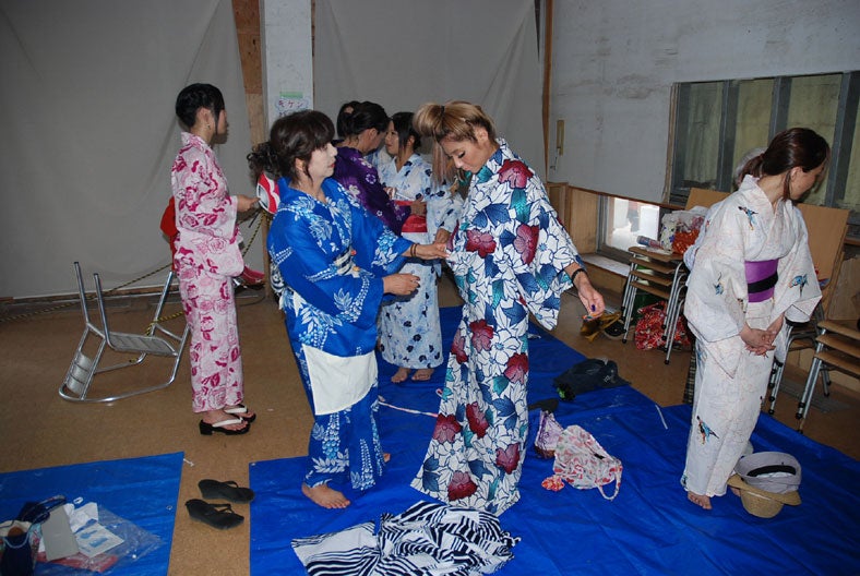 （中央）Lie／釜石キャンドルナイトの様子