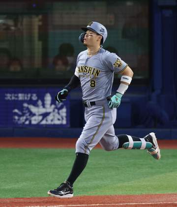 「すげえシフト」「しかもハマったし」 DeNA内野陣が佐藤輝の安打阻止 痛烈な打球は二塁ベース後方の遊撃・京田の正面へ 極端な守備位置にSNS反響