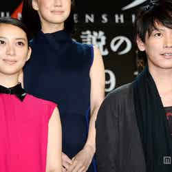 映画「るろうに剣心」完成披露レッドカーペットイベントに出席した（左から）武井咲、佐藤健