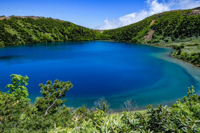 神秘的な青いカルデラ湖（魔女の瞳）／写真素材ぱくたそ