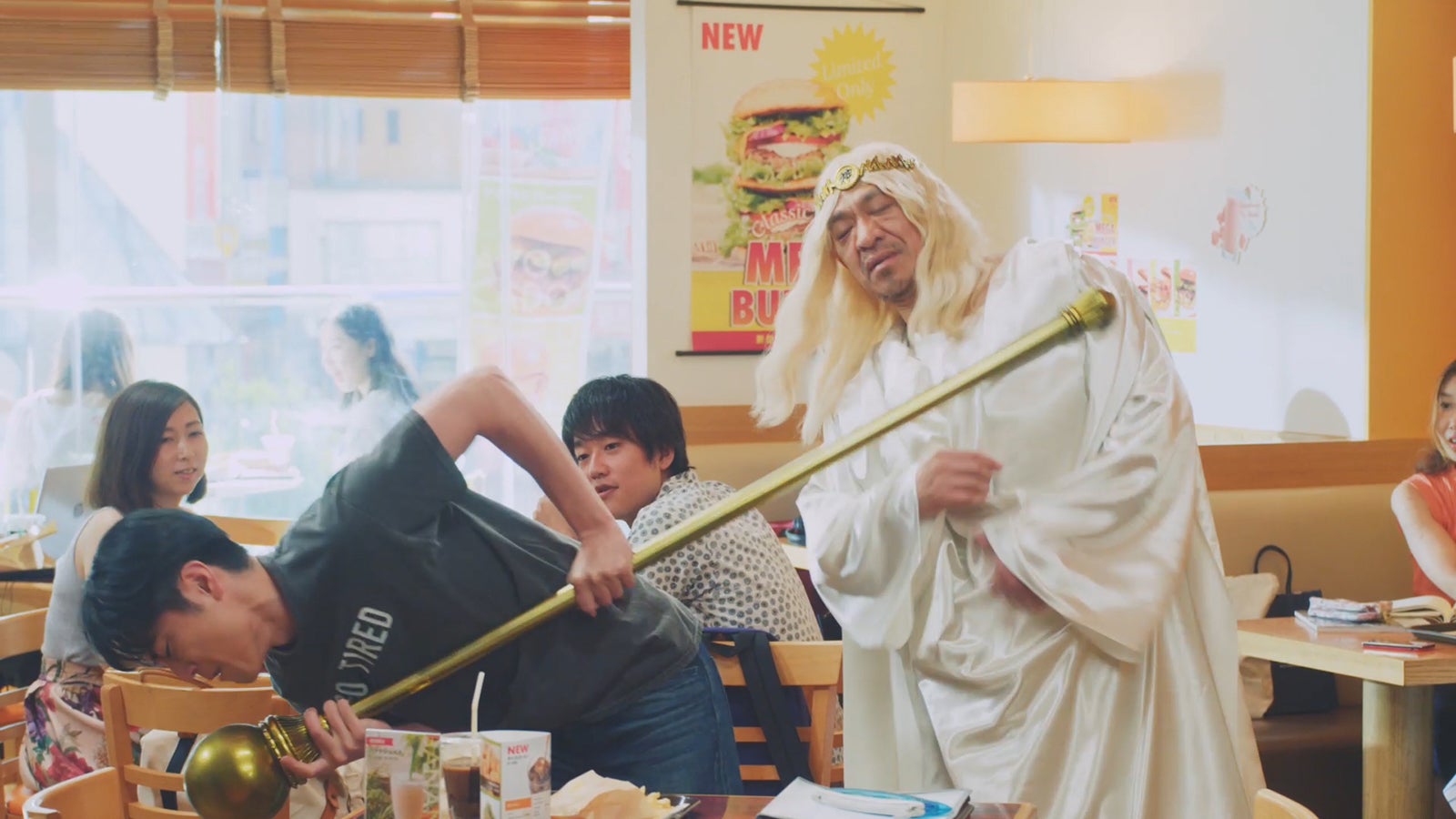 間宮祥太朗、松本人志／新CM「やる気の出る歌」30秒 熱唱篇より（提供写真）