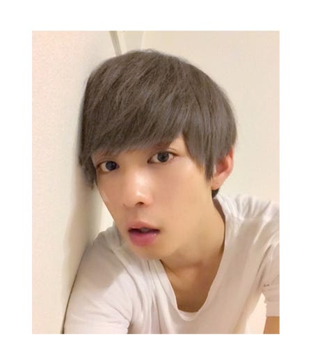 アッシュブラウンのヘアカラー姿の千葉雄大/千葉雄大オフィシャルブログ(Ameba)より