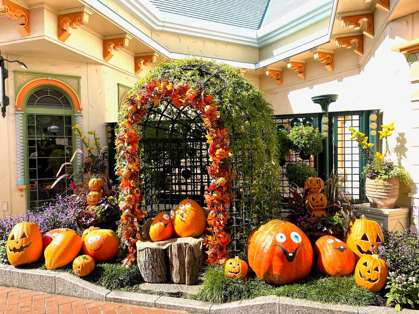 イクスピアリのデコレーションの様子（C）Disney