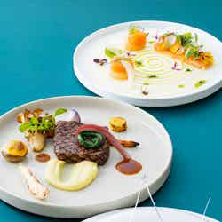 ディズニーアンバサダーホテル エンパイア・グリル(カリフォルニア料理) “ディズニー・クリスマス”スペシャルディナー(C)Disney