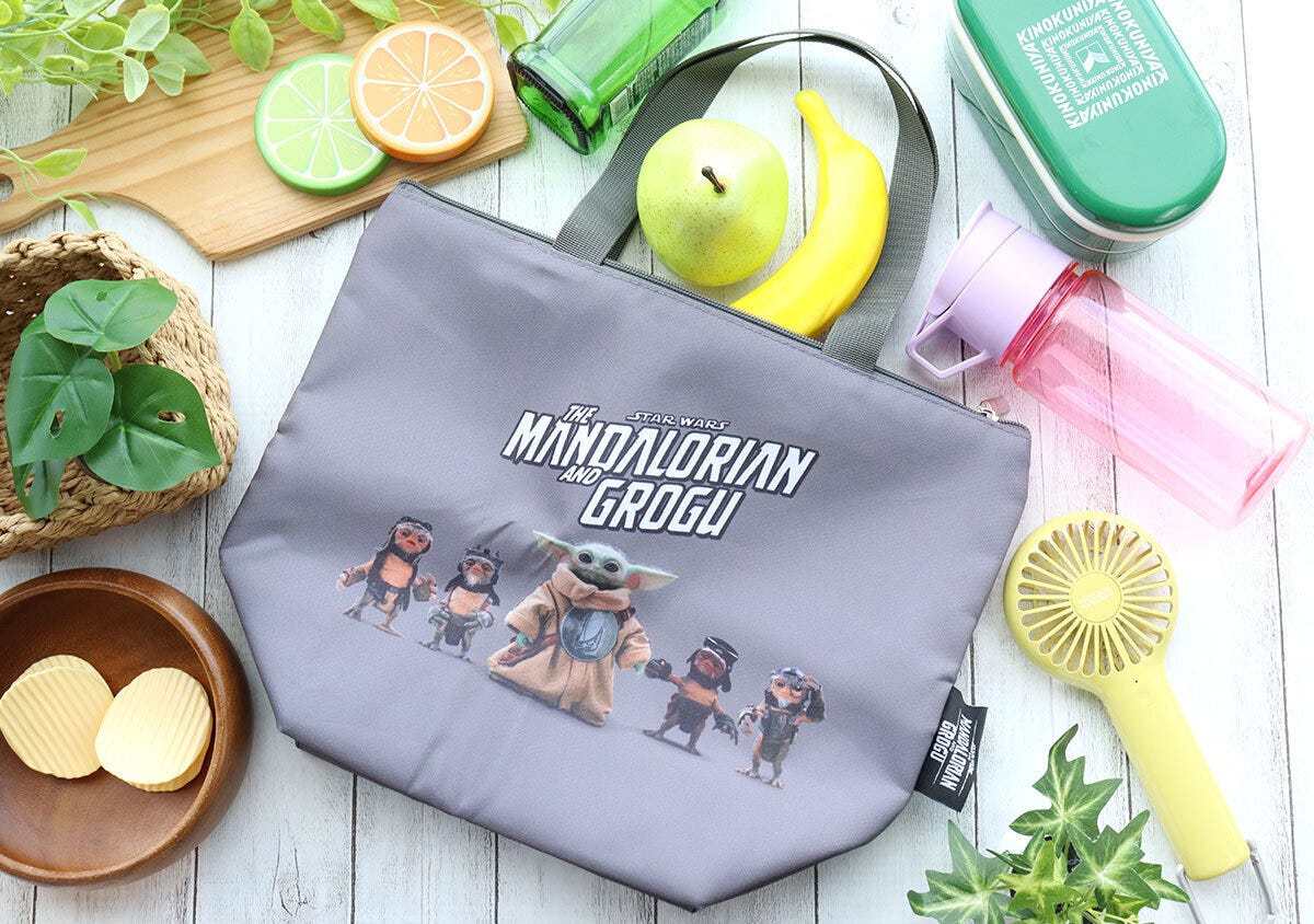 ランチトートとピクニック用品が木製テーブルに並ぶ