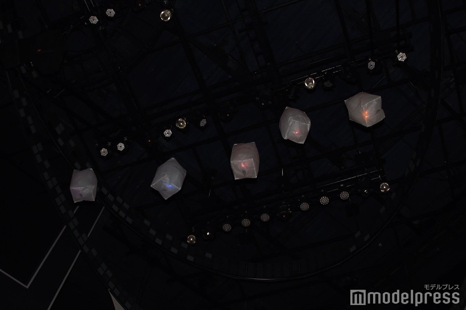 A.B.C-Zが飛ばしたメンバーカラーのランタン（C）モデルプレス