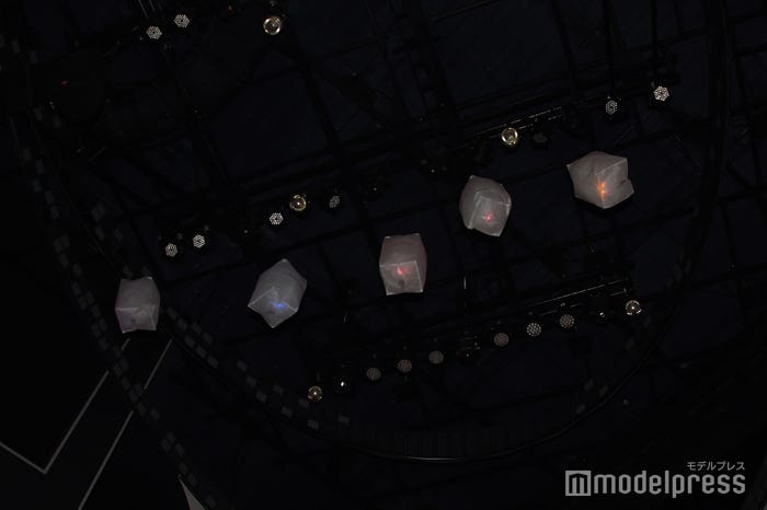 A.B.C-Zが飛ばしたメンバーカラーのランタン(C)モデルプレス