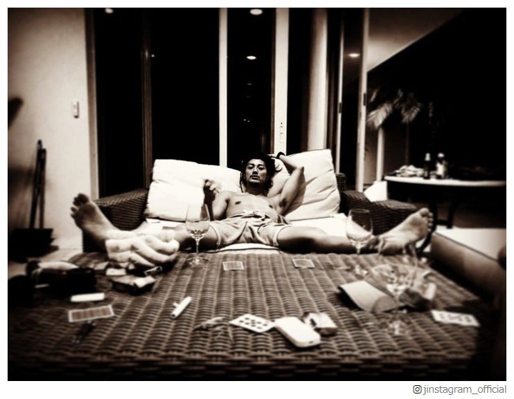 赤西仁、上裸で寝そべるSEXYショットにファン悶絶「イケメンすぎ」「色気すごい」