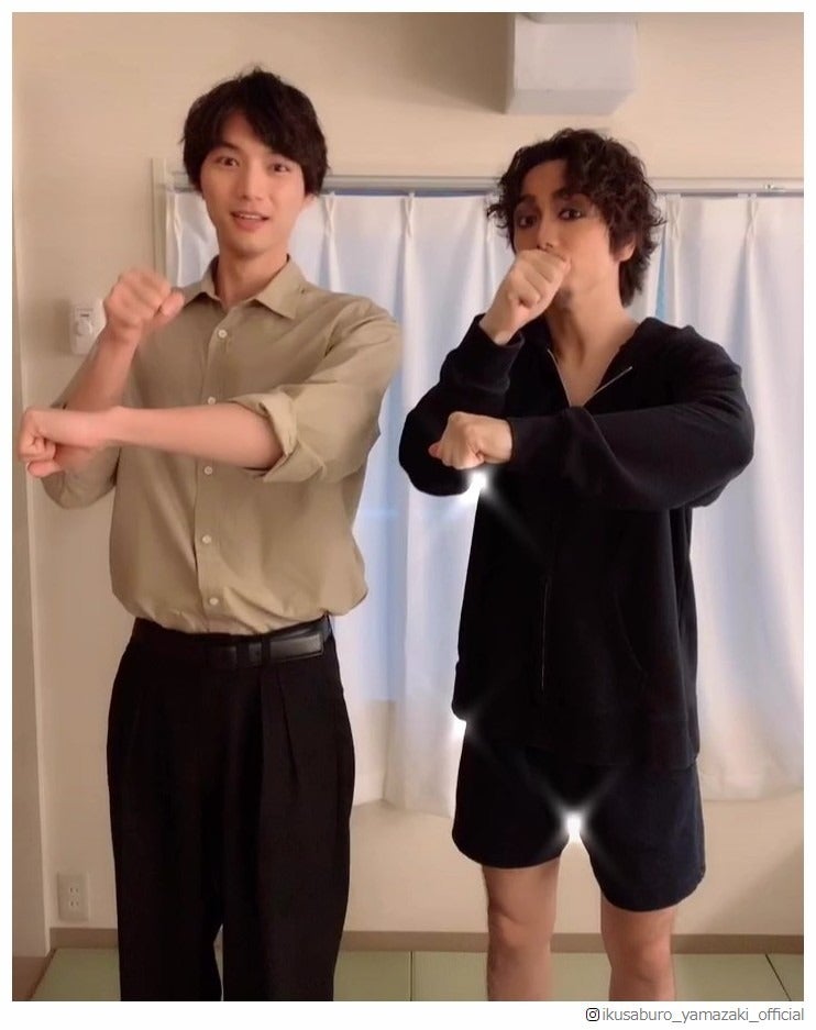 山崎育三郎＆福士蒼汰“顎乗せ”“指ハート”…ダンス動画公開で「可愛すぎる」とファン歓喜